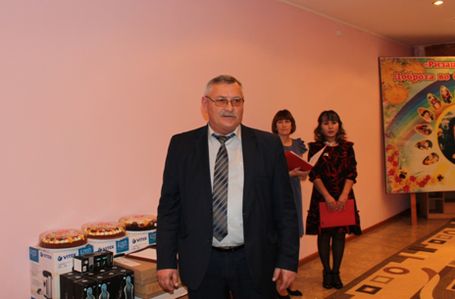 Со словами приветствия и поздравления директор детского дома Ляпин Ю.А.