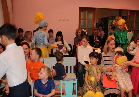 Дети вручают подарки гостям, сделанные своими руками